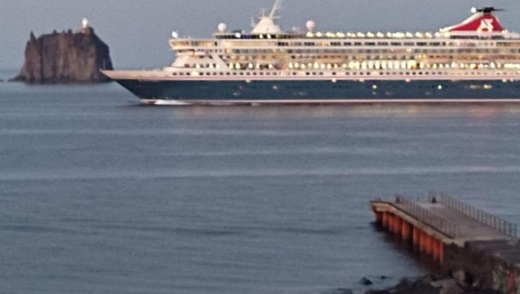 Nave da crociera troppo vicina a Stromboli ricorda il disastro della Concordia: abitanti protestano