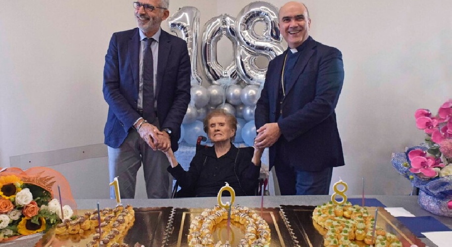 Festa a Ragusa per nonna Rosaria che ha compiuto 108 anni Festa a Ragusa per nonna Rosaria che ha compiuto 108 anni
