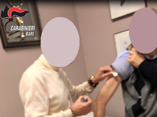 Prometteva cure miracolose a malati di tumore terminali: ex oncologo condannato a 9 anni