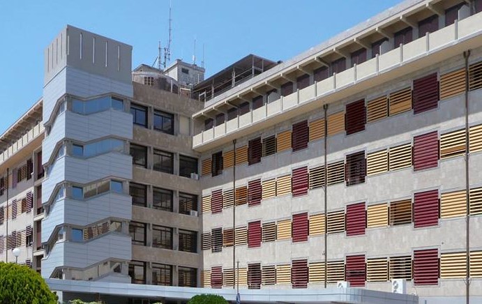 Modica, scivola sull’asfalto e cade: giovane scooterista in ospedale