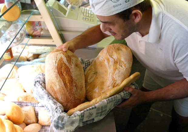 Rincari senza freni, pane da 4 euro al chilo dal 31 ottobre: “Scelta obbligata”, ecco dove