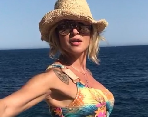 Paola Barale e la sua vita sentimentale: “Sono single, il sesso non manca” Paola Barale e la sua vita sentimentale: “Sono single, il sesso non manca”