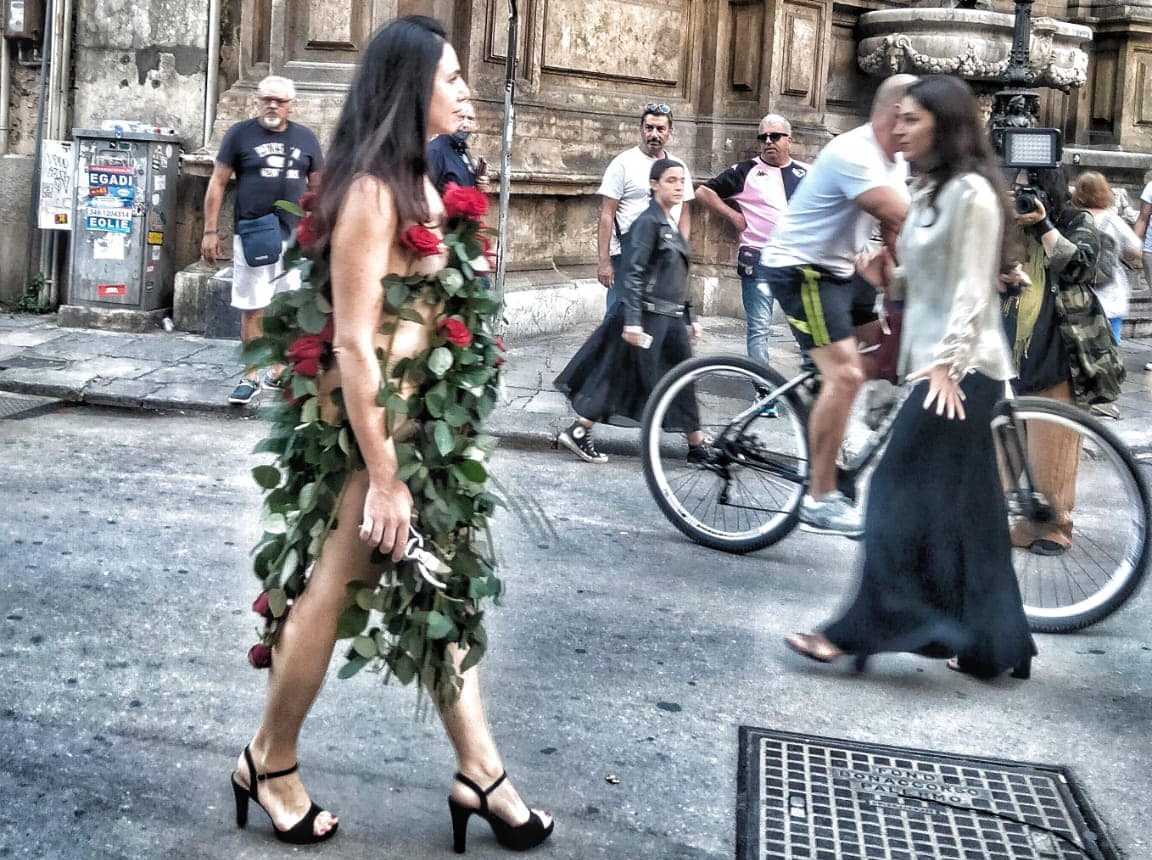 In giro per Palermo vestita di rose: è la performance di Francesca Romana Pinzari