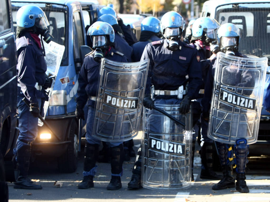 Sassi e petardi contro pullman della Nissa prima della partita con l’Akragas: un denunciato