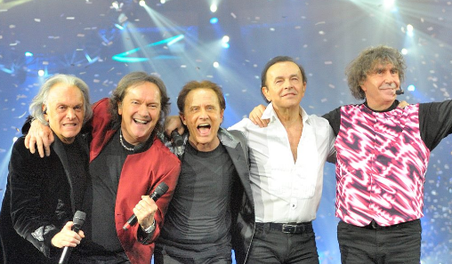 Malore per Dodi Battaglia sul palco a Bologna, il cantante ai fan: “Sto meglio”