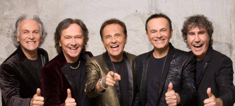 Malore per Dodi Battaglia sul palco a Bologna, il cantante ai fan: “Sto meglio”