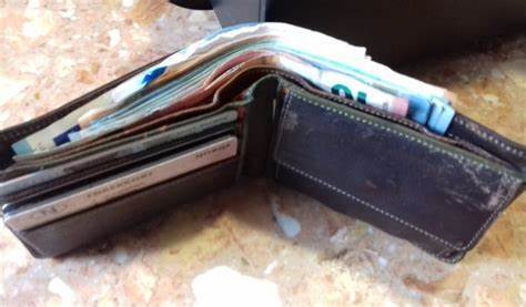 Donna morta, badante continua a prelevare la pensione: oltre 150mila euro in 10 anni