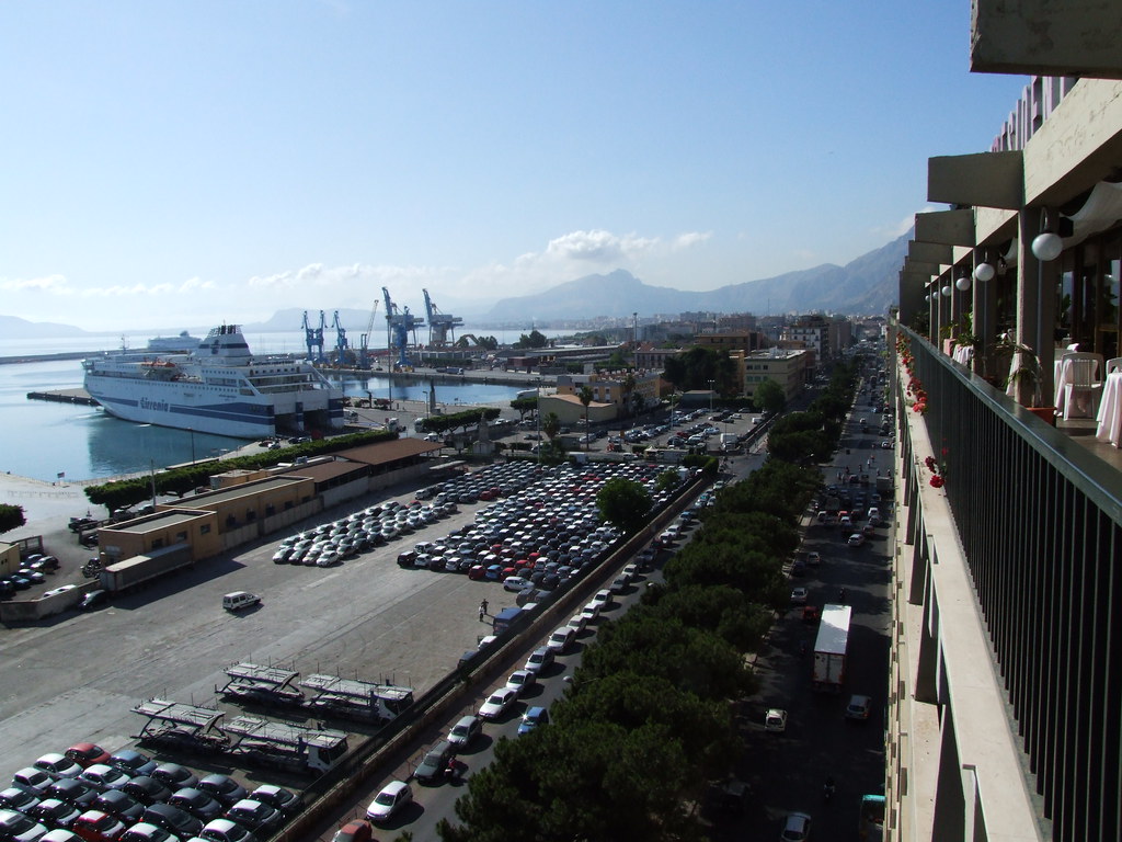 Calci e pugni alla Polizia: arrestato un tunisino di 19 anni