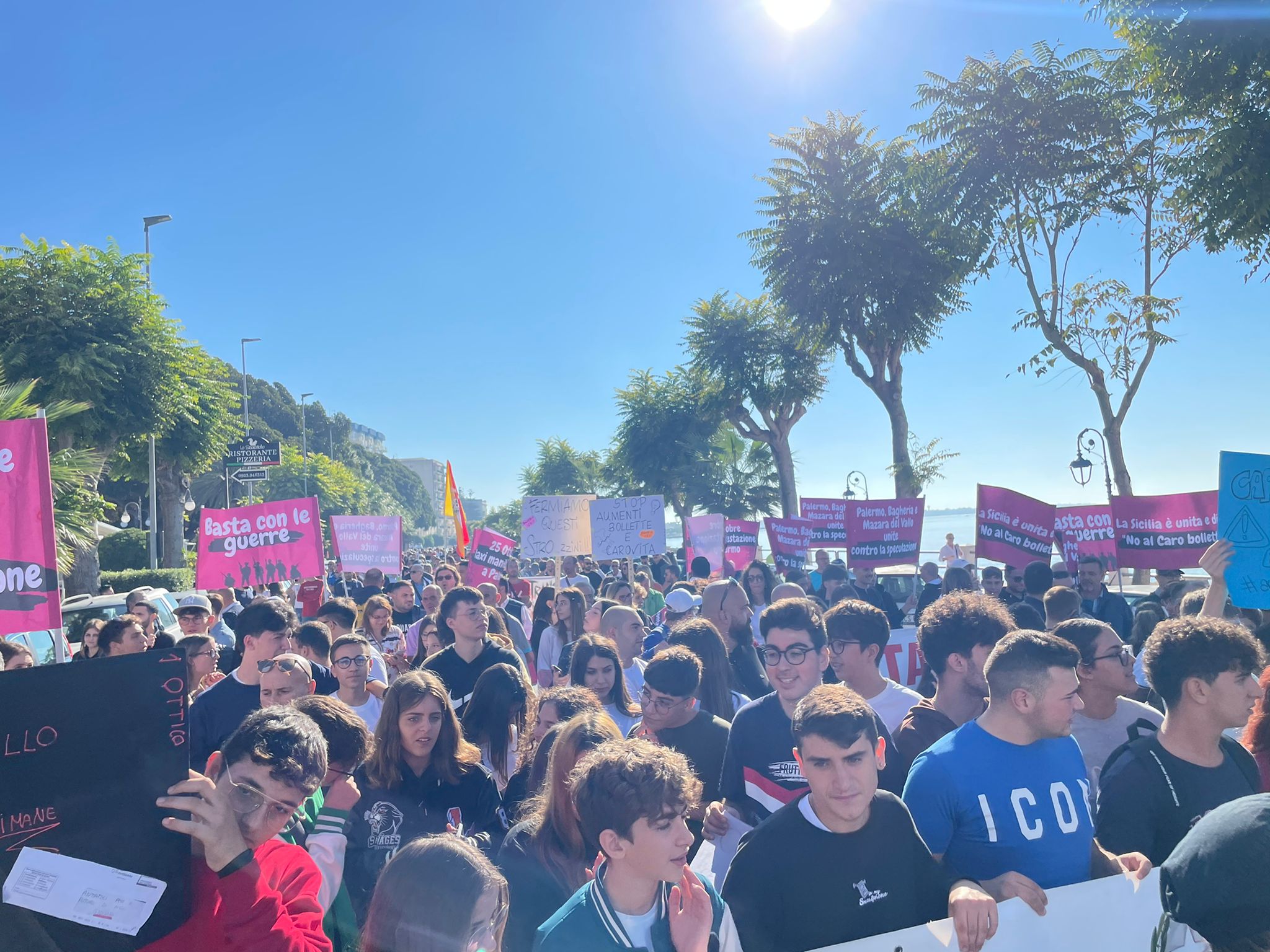 Sicilia in piazza contro il caro bollette, in migliaia a Mazara: “Rincari disumani, negozi chiusi”
