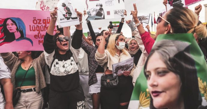 Iran, proteste per la morte di Mahsa Amini: 4 condannati a morte e 315 indagati