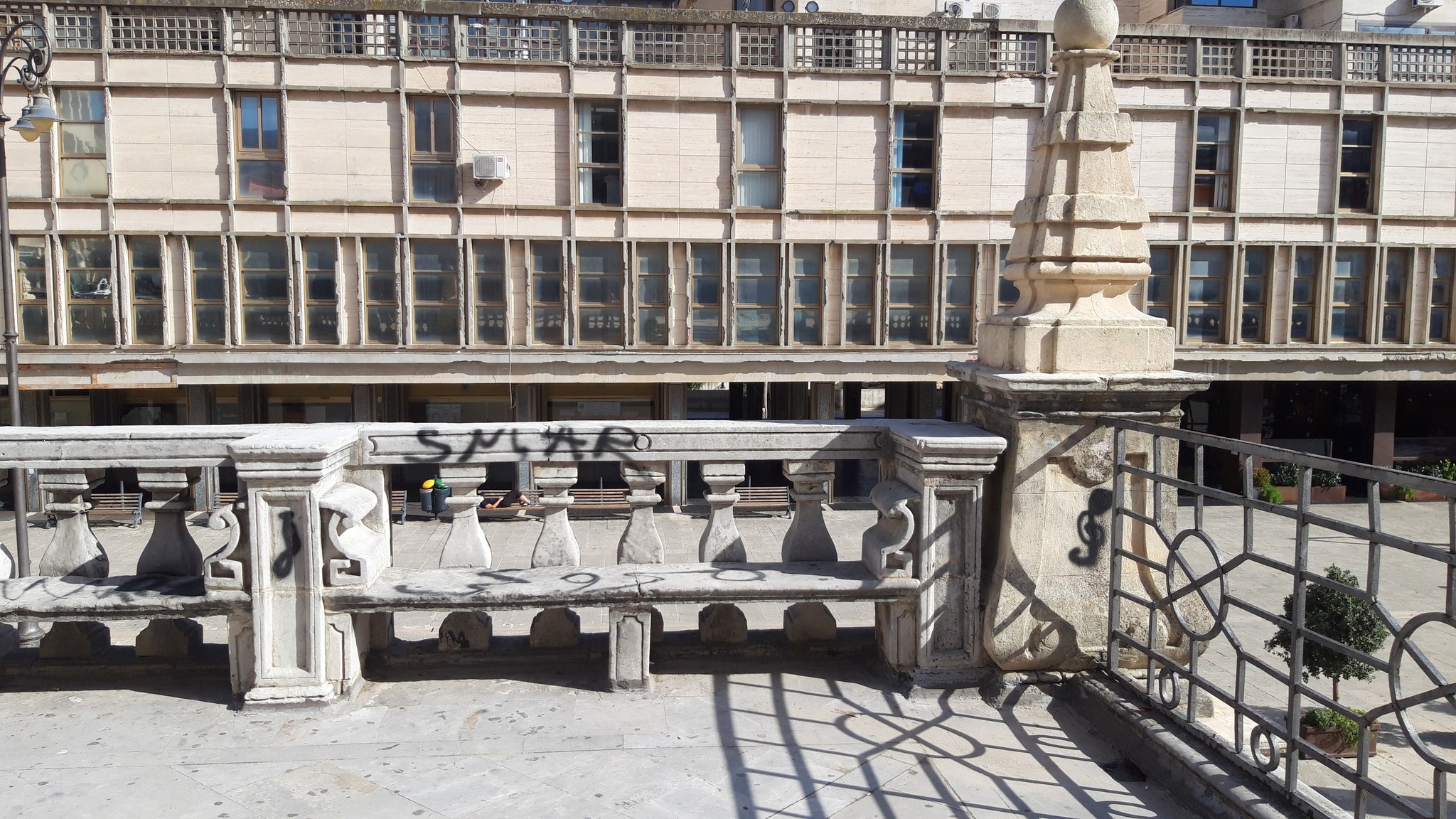 Ragusa, vandali in azione: vernice nera nel sagrato della Cattedrale