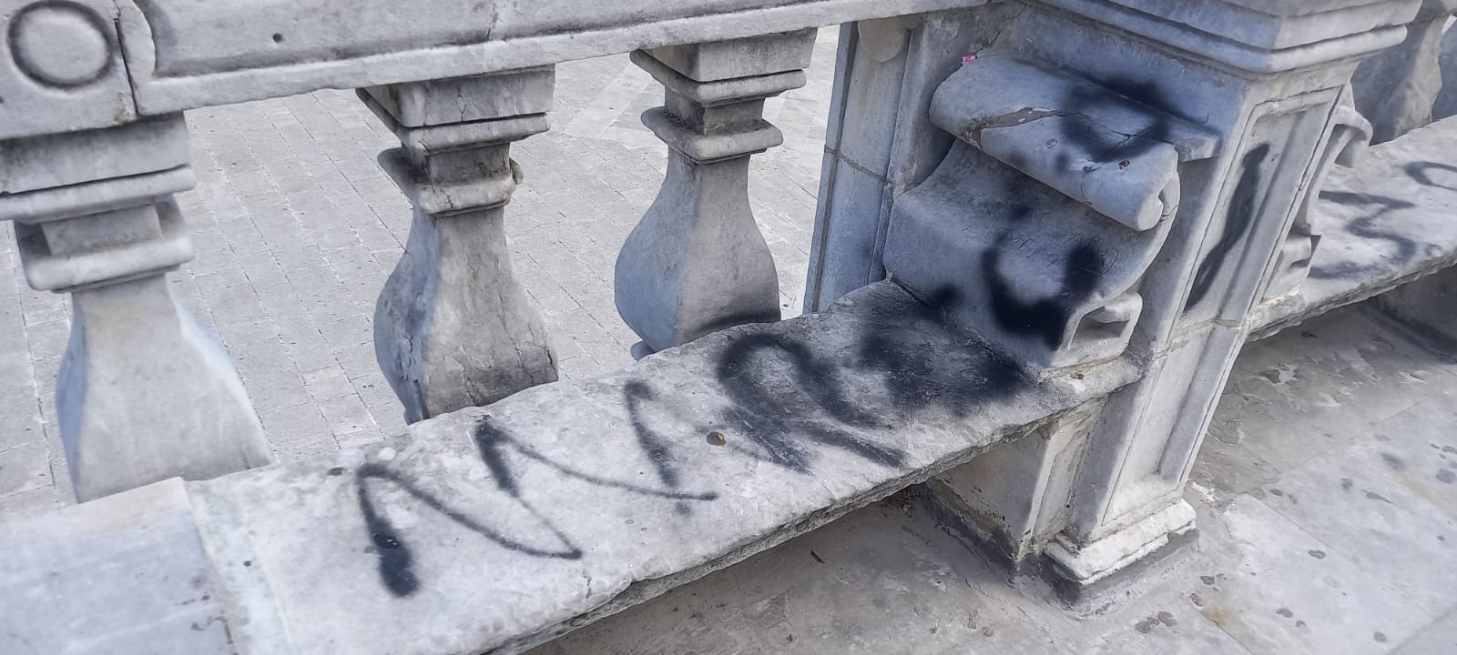 Ragusa, vandali in azione: vernice nera nel sagrato della Cattedrale