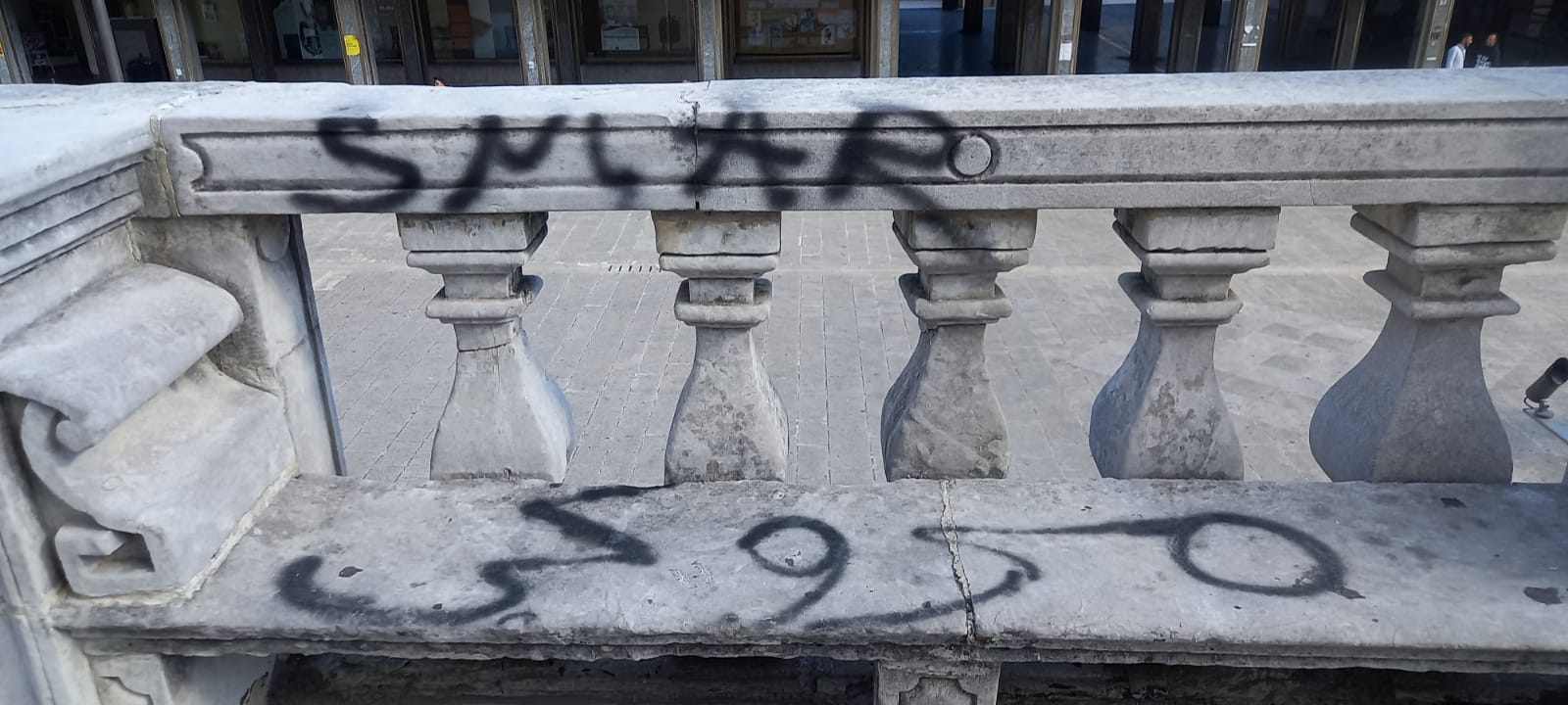 Ragusa, vandali in azione: vernice nera nel sagrato della Cattedrale