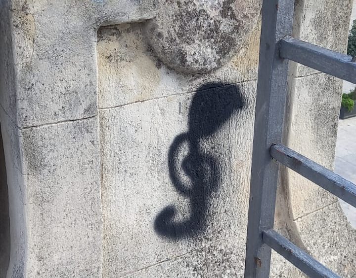 Ragusa, vandali in azione: vernice nera nel sagrato della Cattedrale