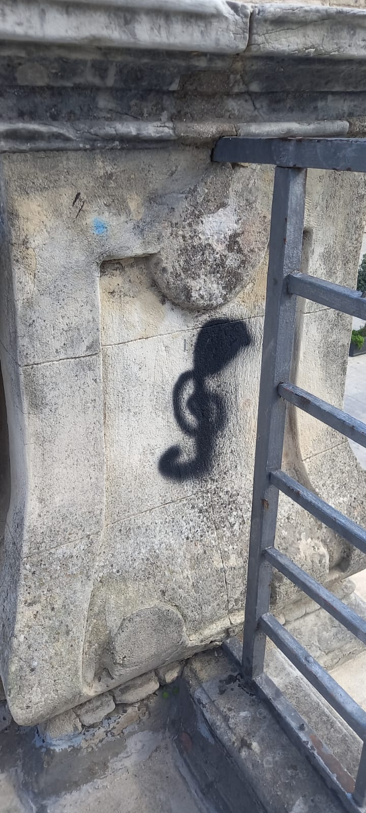 Ragusa, vandali in azione: vernice nera nel sagrato della Cattedrale