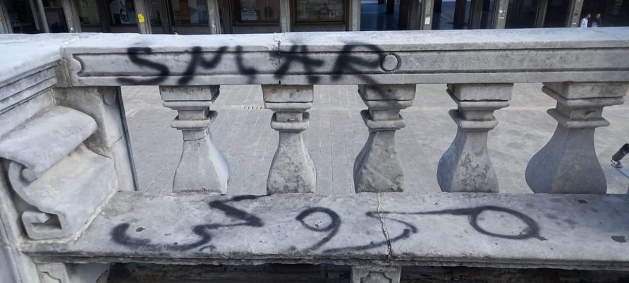 A Ragusa vandali imbrattano i sedili della cattedrale