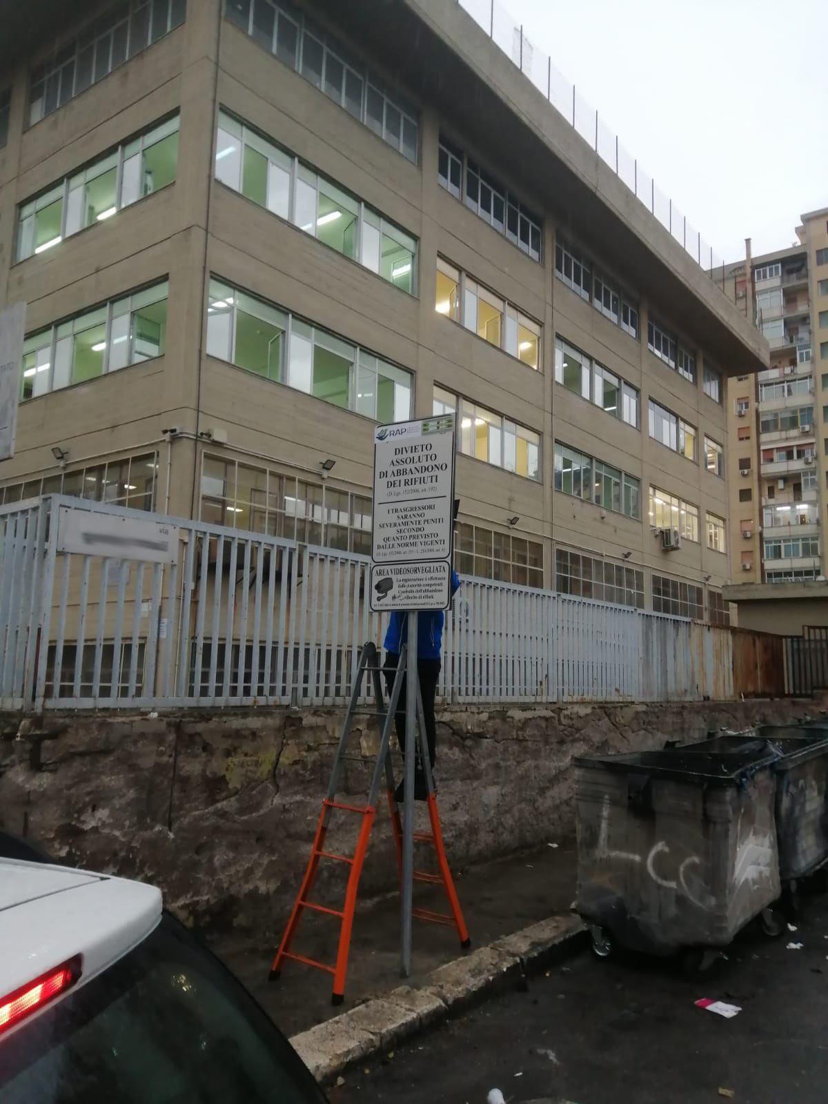 Galleria foto 'Palermo, vandalizzate telecamere per contrastare abbandono rifiuti: presentato esposto' - foto 1