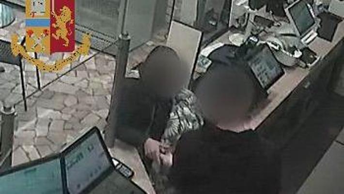 Rapina con ipnosi in un bar di Torino: due donne arrestate