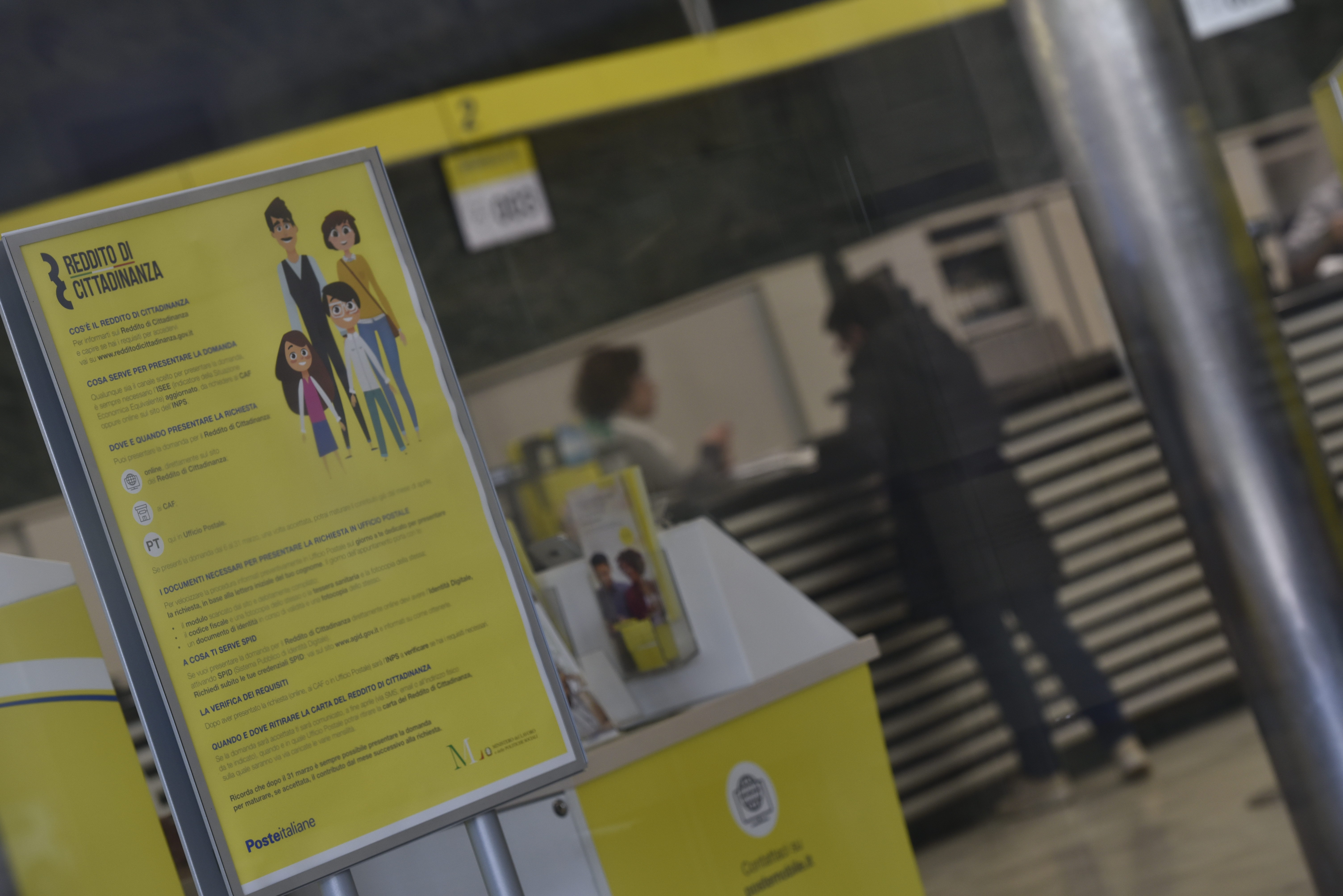 Reddito di cittadinanza, cambiano importi e requisiti. Meloni: lo avrà solo chi non può lavorare Reddito di cittadinanza, cambiano importi e requisiti. Meloni: lo avrà solo chi non può lavorare