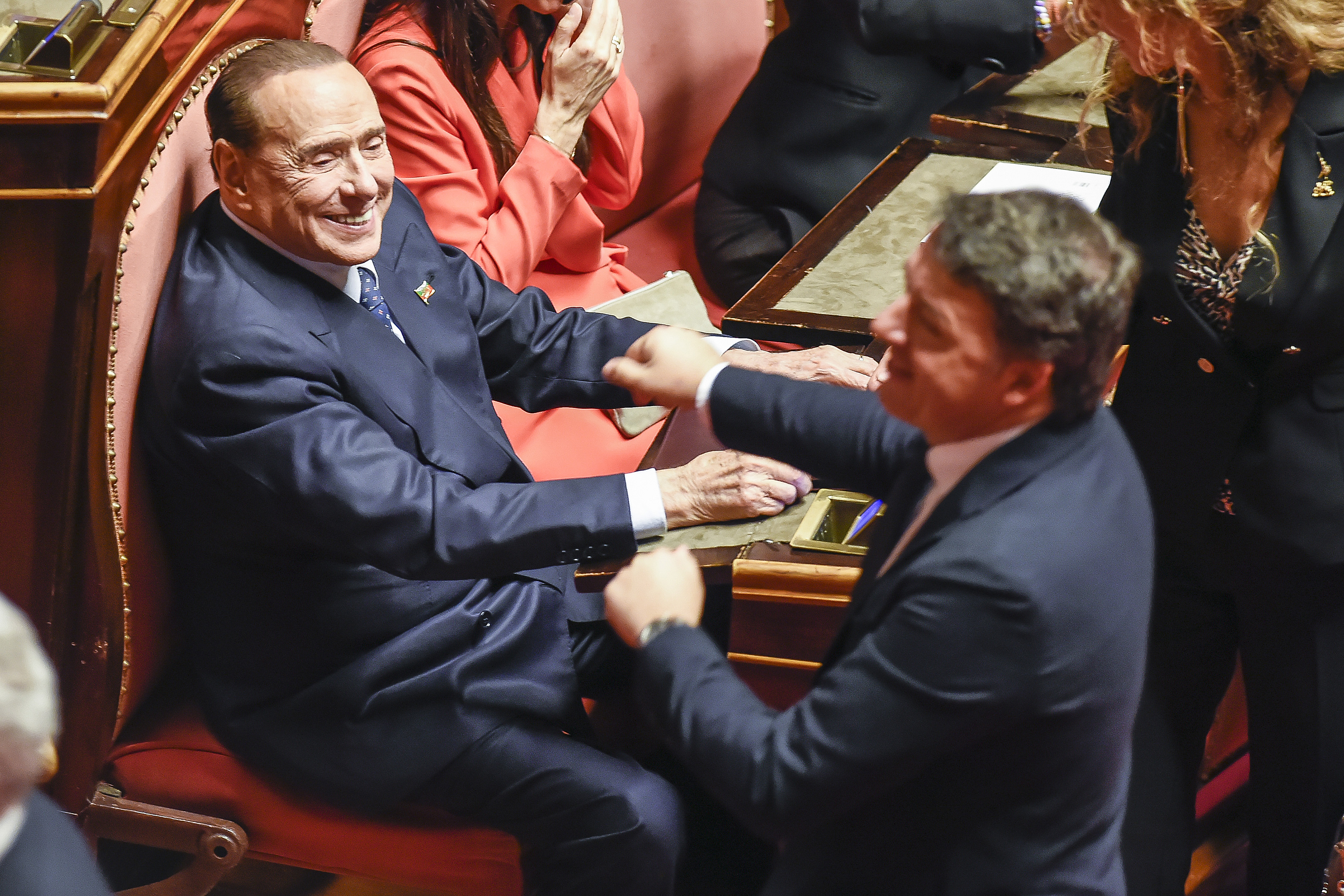 Senato: primo giorno dai selfie ai vaffa, Berlusconi inciampa e Renzi impazza