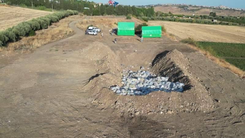 Catania, rifiuti di Etnaland bruciati in discarica abusiva: 4 indagati, sequestrata l’area