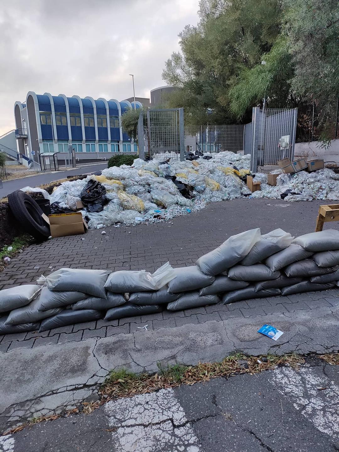 Rifiuti, nuova emergenza in Sicilia: e nel Catanese indifferenziato una volta al mese Rifiuti, nuova emergenza in Sicilia: e nel Catanese indifferenziato una volta al mese