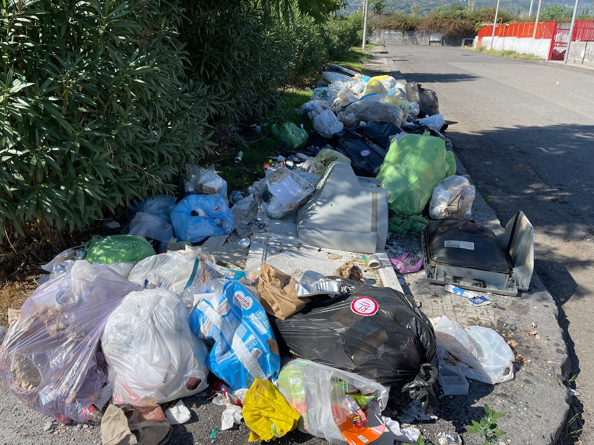 Rifiuti, nuova emergenza in Sicilia: e nel Catanese indifferenziato una volta al mese