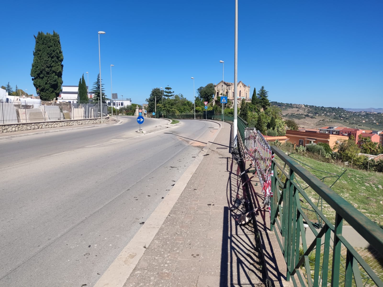 Incidente a San Cataldo, auto sfonda la ringhiera e precipita in un cortile Incidente a San Cataldo, auto sfonda la ringhiera e precipita in un cortile