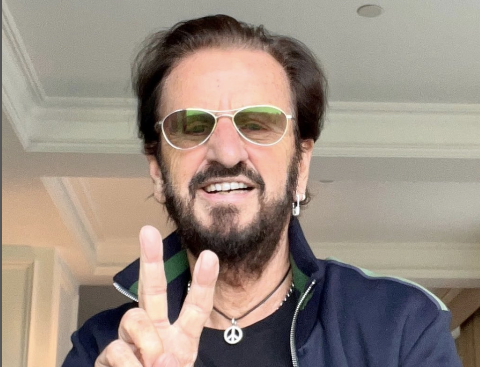 Ringo Starr sta male e salta il concerto, l’ex dei Beatles: “Disturbo sconosciuto”