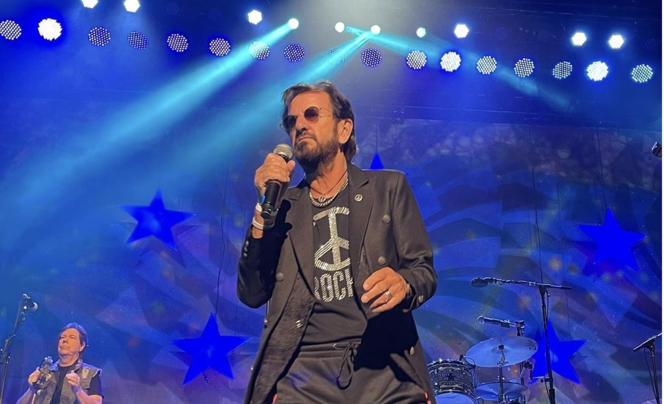 Ringo Starr sta male e salta il concerto, l’ex dei Beatles: “Disturbo sconosciuto”