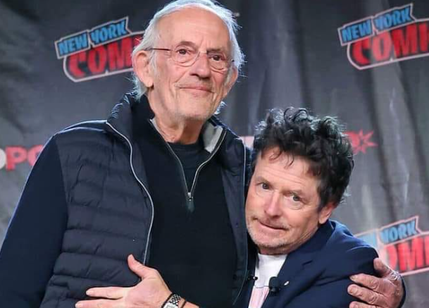 “Ritorno al futuro”… 40 anni dopo. Michael J Fox e Christopher Lloyd insieme commuovono i fan “Ritorno al futuro”… 40 anni dopo. Michael J Fox e Christopher Lloyd insieme commuovono i fan