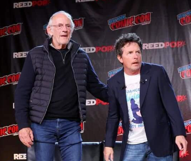 “Ritorno al futuro”… 40 anni dopo. Michael J Fox e Christopher Lloyd insieme commuovono i fan “Ritorno al futuro”… 40 anni dopo. Michael J Fox e Christopher Lloyd insieme commuovono i fan