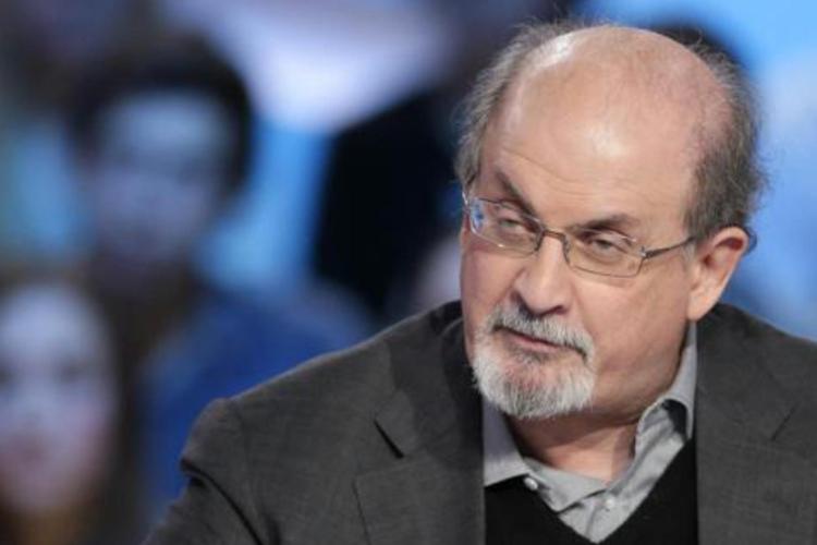 Salman Rushdie ha perso un occhio e l’uso di una mano. L’agente “Sopravviverà”