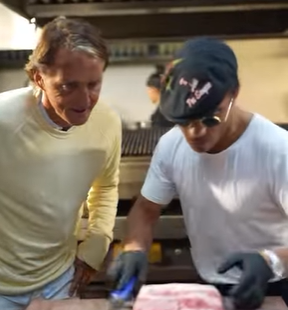 Chef Salt Bae sbarca in Italia, quanto costerà mangiare nel nuovo ristorante a Milano Chef Salt Bae sbarca in Italia, quanto costerà mangiare nel nuovo ristorante a Milano