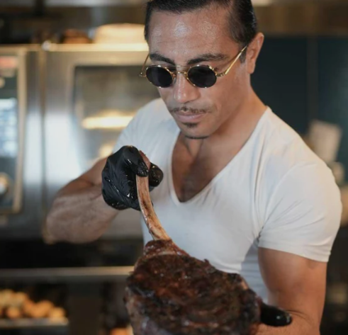 Chef Salt Bae sbarca in Italia, quanto costerà mangiare nel nuovo ristorante a Milano Chef Salt Bae sbarca in Italia, quanto costerà mangiare nel nuovo ristorante a Milano
