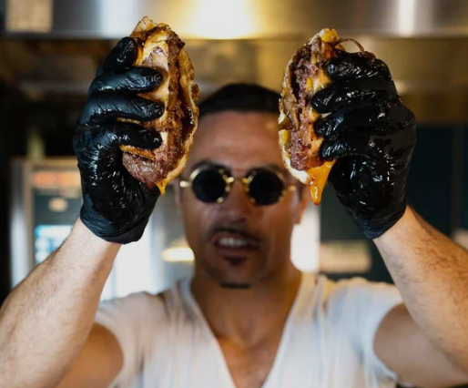 Chef Salt Bae sbarca in Italia, quanto costerà mangiare nel nuovo ristorante a Milano Chef Salt Bae sbarca in Italia, quanto costerà mangiare nel nuovo ristorante a Milano