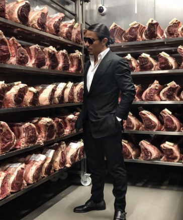 Chef Salt Bae sbarca in Italia, quanto costerà mangiare nel nuovo ristorante a Milano Chef Salt Bae sbarca in Italia, quanto costerà mangiare nel nuovo ristorante a Milano