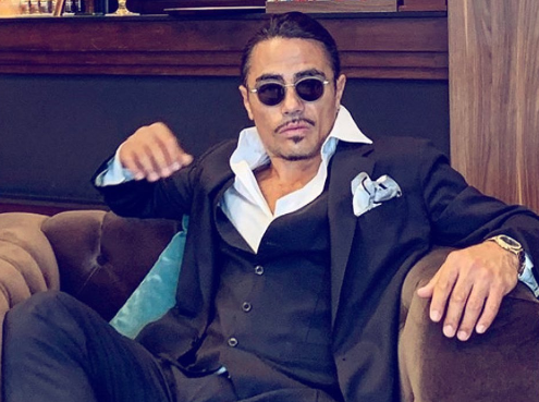 Chef Salt Bae sbarca in Italia, quanto costerà mangiare nel nuovo ristorante a Milano Chef Salt Bae sbarca in Italia, quanto costerà mangiare nel nuovo ristorante a Milano