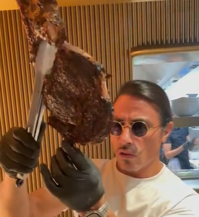 Chef Salt Bae sbarca in Italia, quanto costerà mangiare nel nuovo ristorante a Milano Chef Salt Bae sbarca in Italia, quanto costerà mangiare nel nuovo ristorante a Milano
