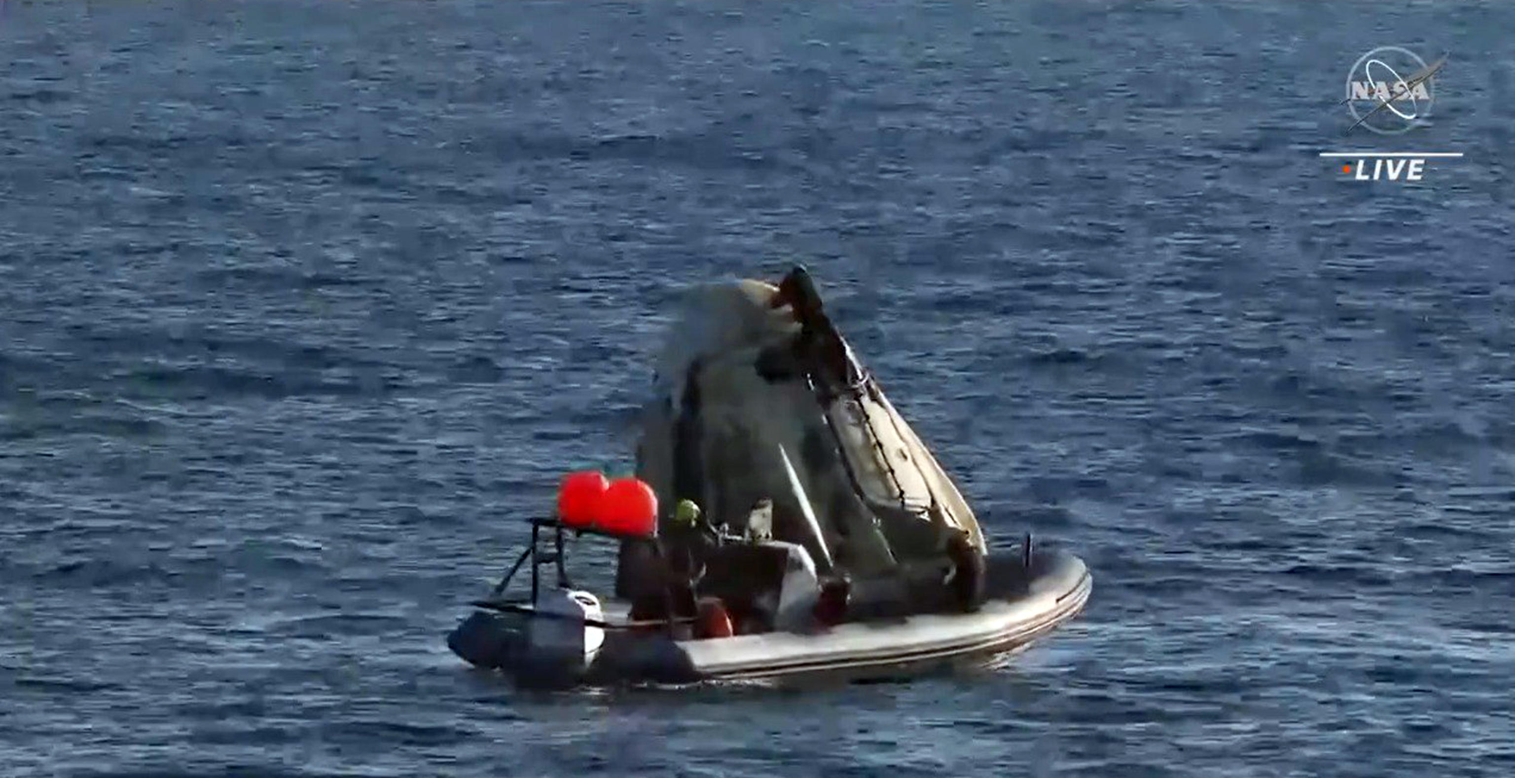 Samantha Cristoforetti è a terra, le immagini straordinarie dell’ammaraggio (foto e video) Samantha Cristoforetti è a terra, le immagini straordinarie dell’ammaraggio (foto e video)