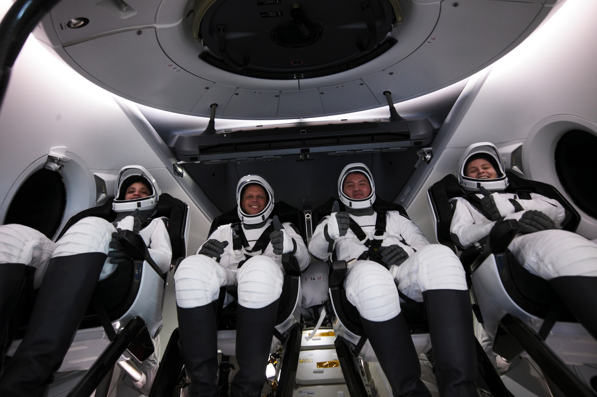 Samantha Cristoforetti è a terra, le immagini straordinarie dell’ammaraggio (foto e video) Samantha Cristoforetti è a terra, le immagini straordinarie dell’ammaraggio (foto e video)