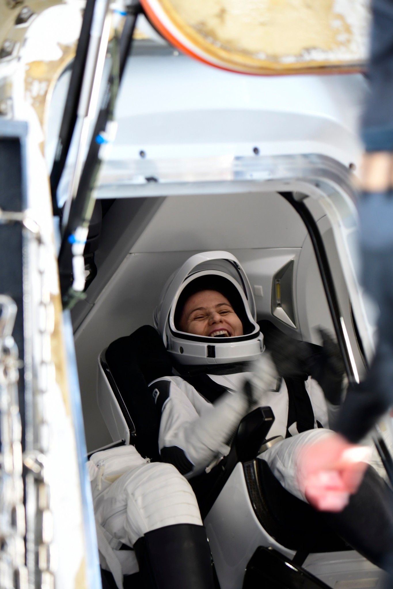 Samantha Cristoforetti è a terra, le immagini straordinarie dell’ammaraggio (foto e video) Samantha Cristoforetti è a terra, le immagini straordinarie dell’ammaraggio (foto e video)