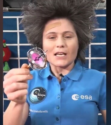 Spazio, Samantha Cristoforetti con un cerotto in fronte, l’Esa: “Piccola botta”