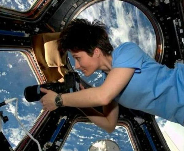 Spazio, Samantha Cristoforetti con un cerotto in fronte, l’Esa: “Piccola botta”