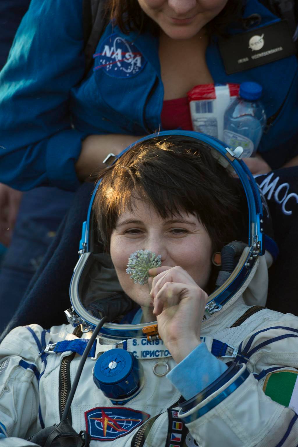 Spazio, Samantha Cristoforetti con un cerotto in fronte, l’Esa: “Piccola botta”