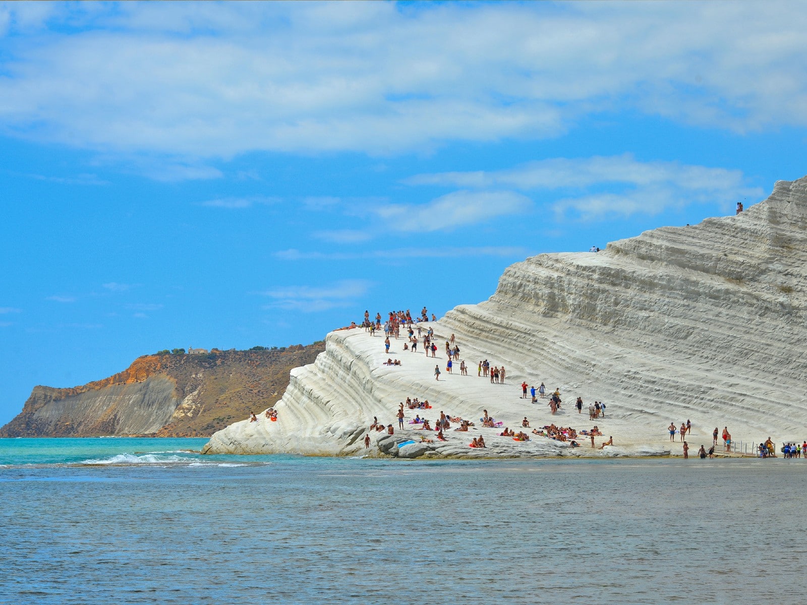 Scala dei Turchi, l’assalto irrispettoso dei turisti. Le nuove disposizioni del sindaco Lattuca