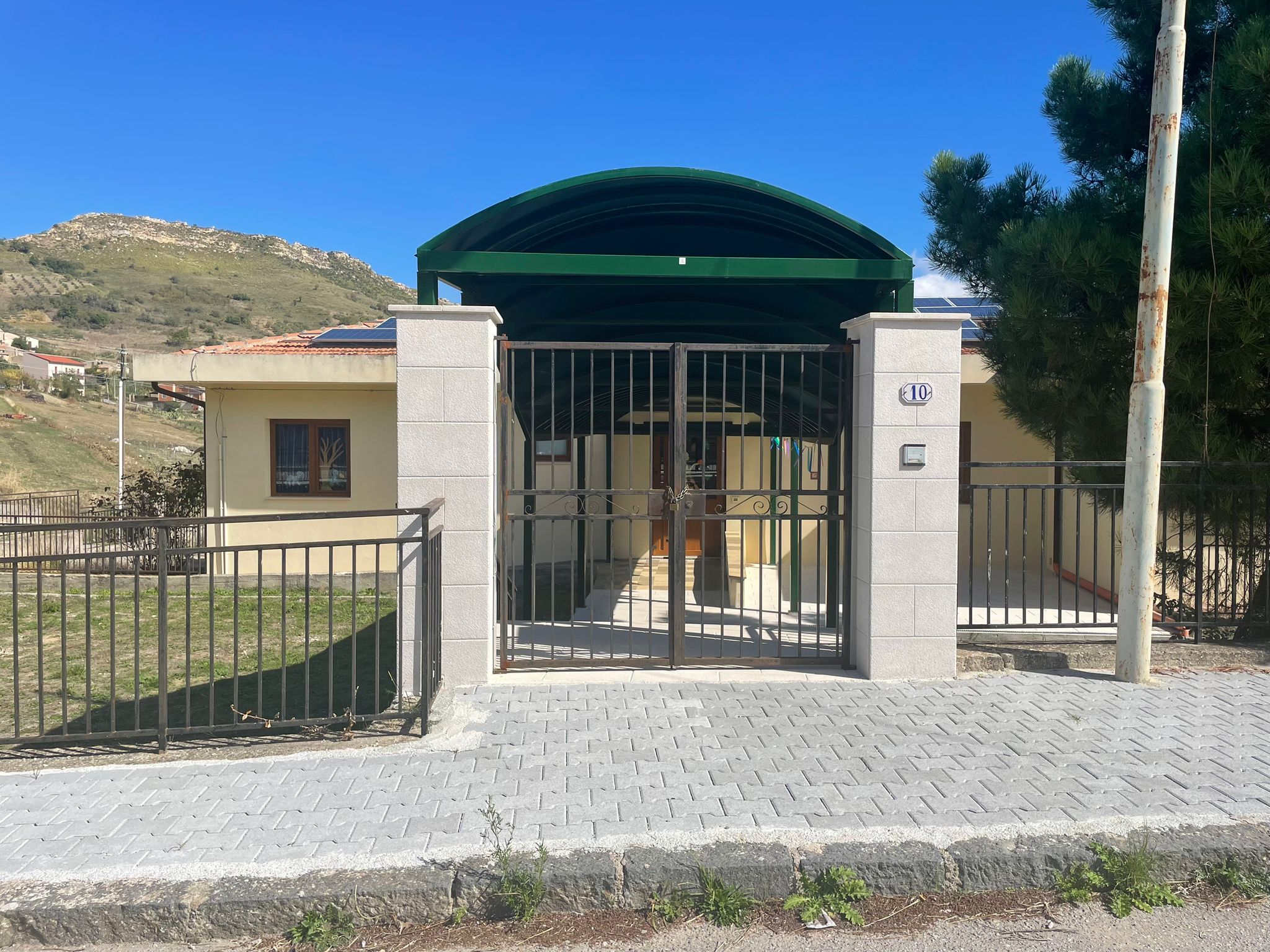 Crolla intonaco in una scuola materna di Petralia Soprana ma per fortuna in classe non c’è nessuno