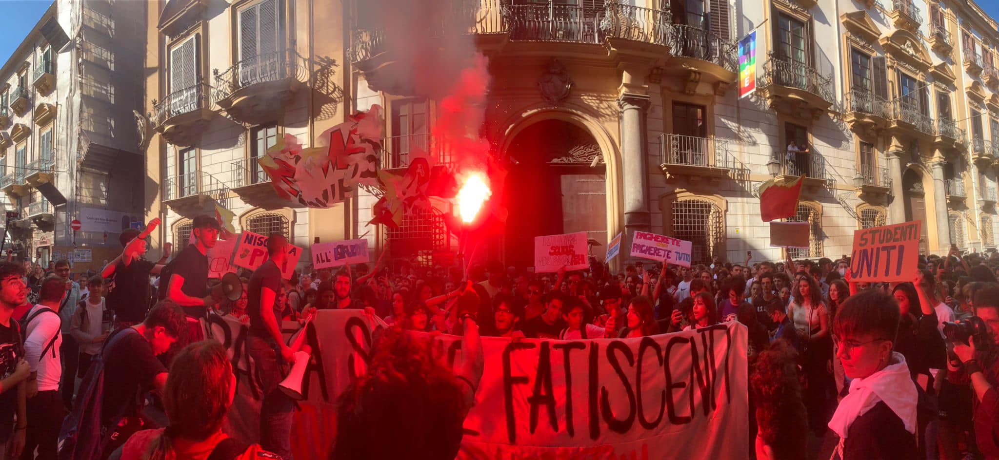 Palermo, “Basta scuole fatiscenti”, i giovani tornano in piazza