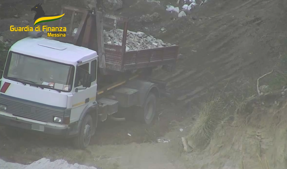 Traffico illecito di rifiuti a Messina, coinvolti noti imprenditori del settore: 10 arresti