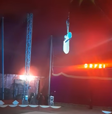 Incidente al circo Orfei, trapezista cade durante l’esibizione e si frattura il cranio: il video mette i brividi